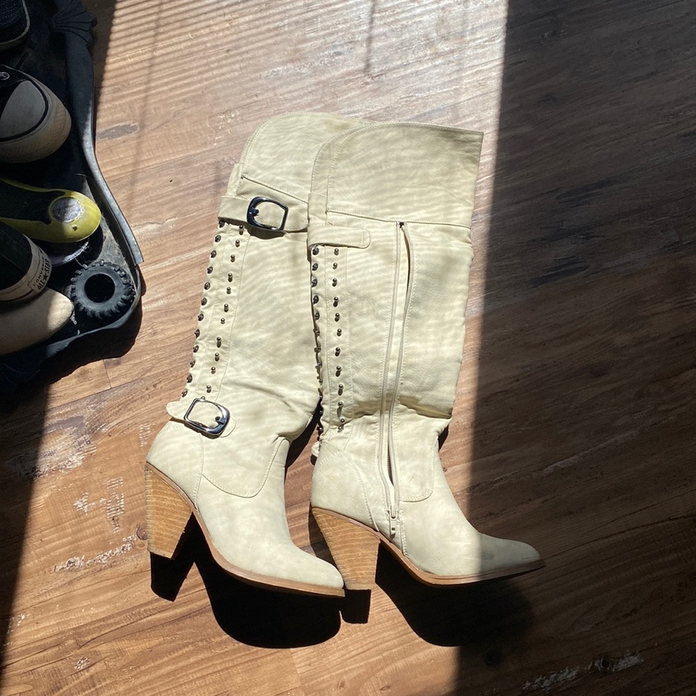 Very cute high white boots